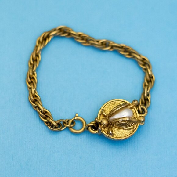 1/2 inch, Vintage Pearl Bug Fly Center Gold Tone Chain Link Bracelet - N32 - Picture 1 of 3